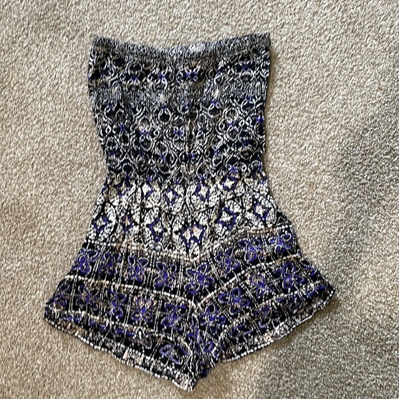 Size medium strapless patterned romper - Picture 2 of 3